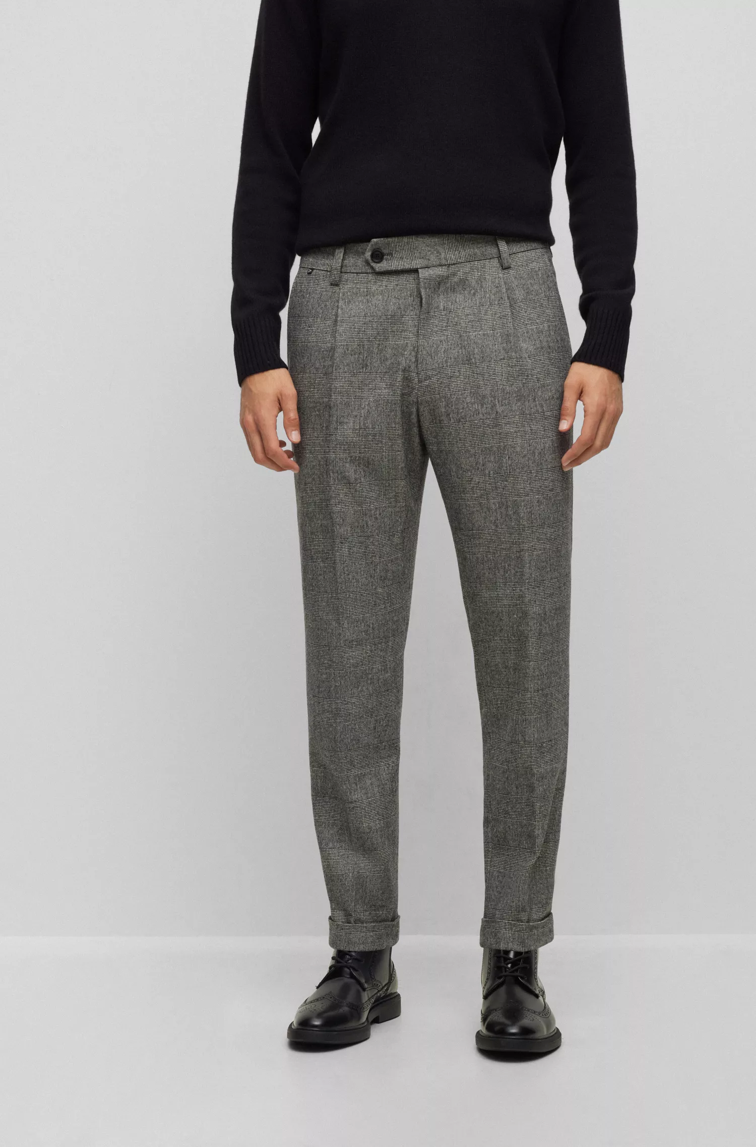 Calça BOSS preta de corte relaxado em tecido elástico xadrez.