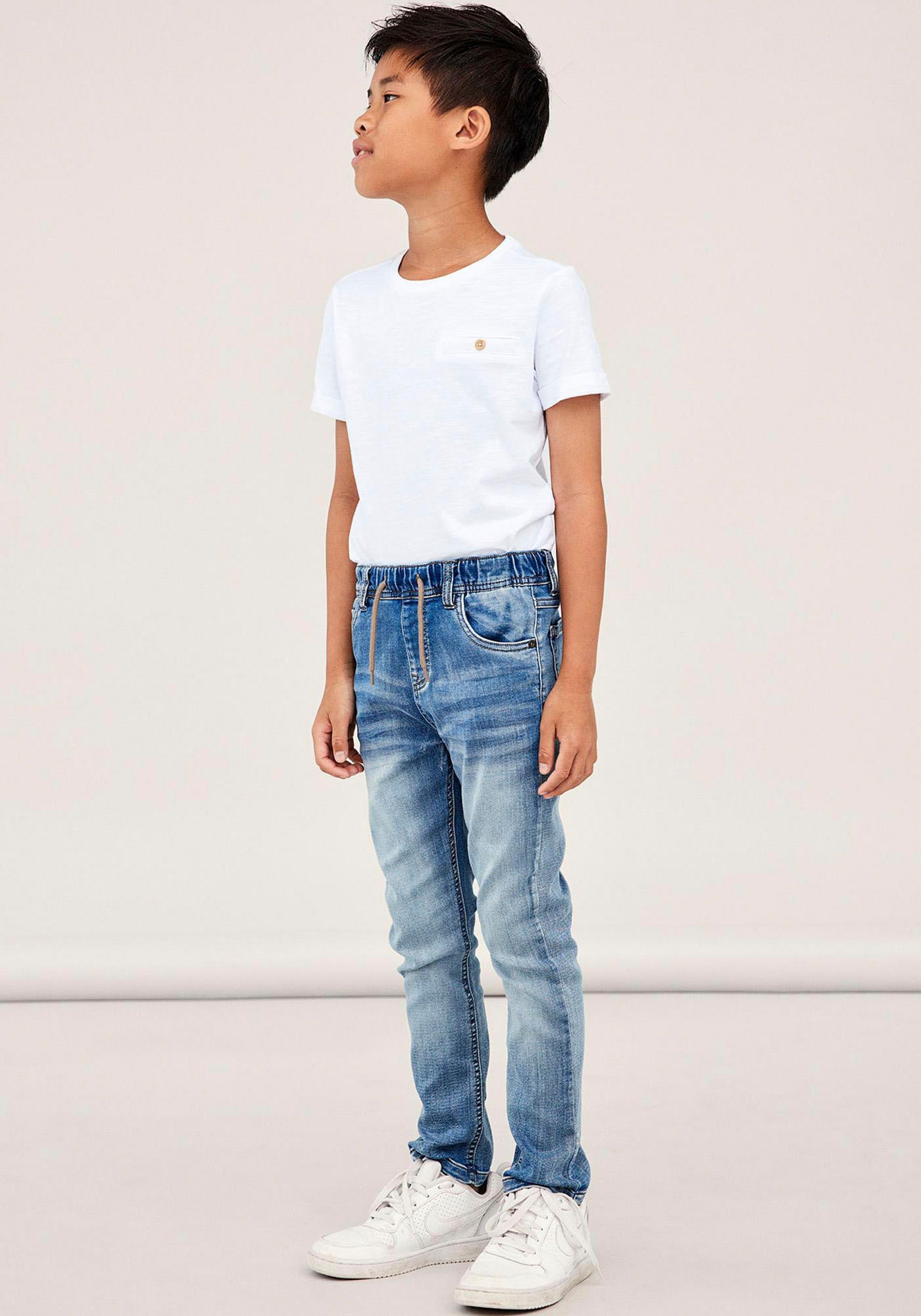 Name It Schlupfjeans »NKMROBIN für Jungen mit Bindeband und elastischem Denim«, lässig geschnitten, Denim, Abriebeffekte, angesetztes Bündchen