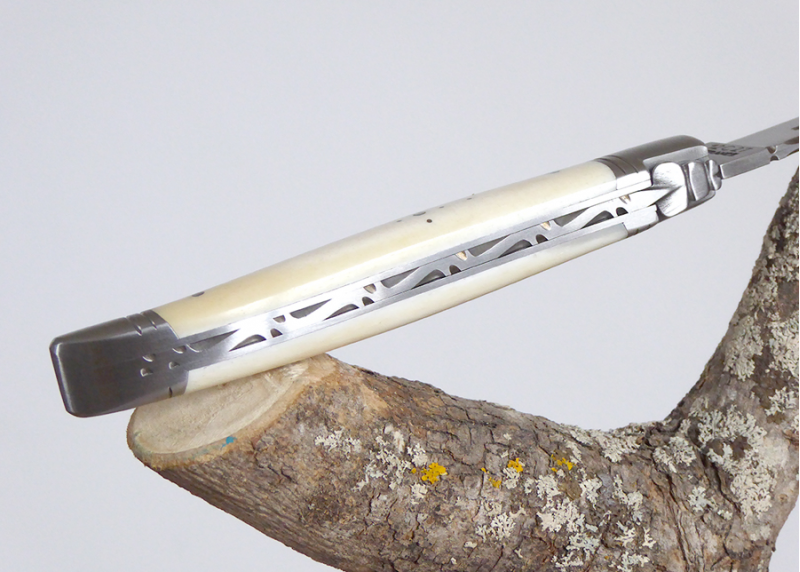 Couteau Laguiole avec un manche en Os de vache et mitres inox