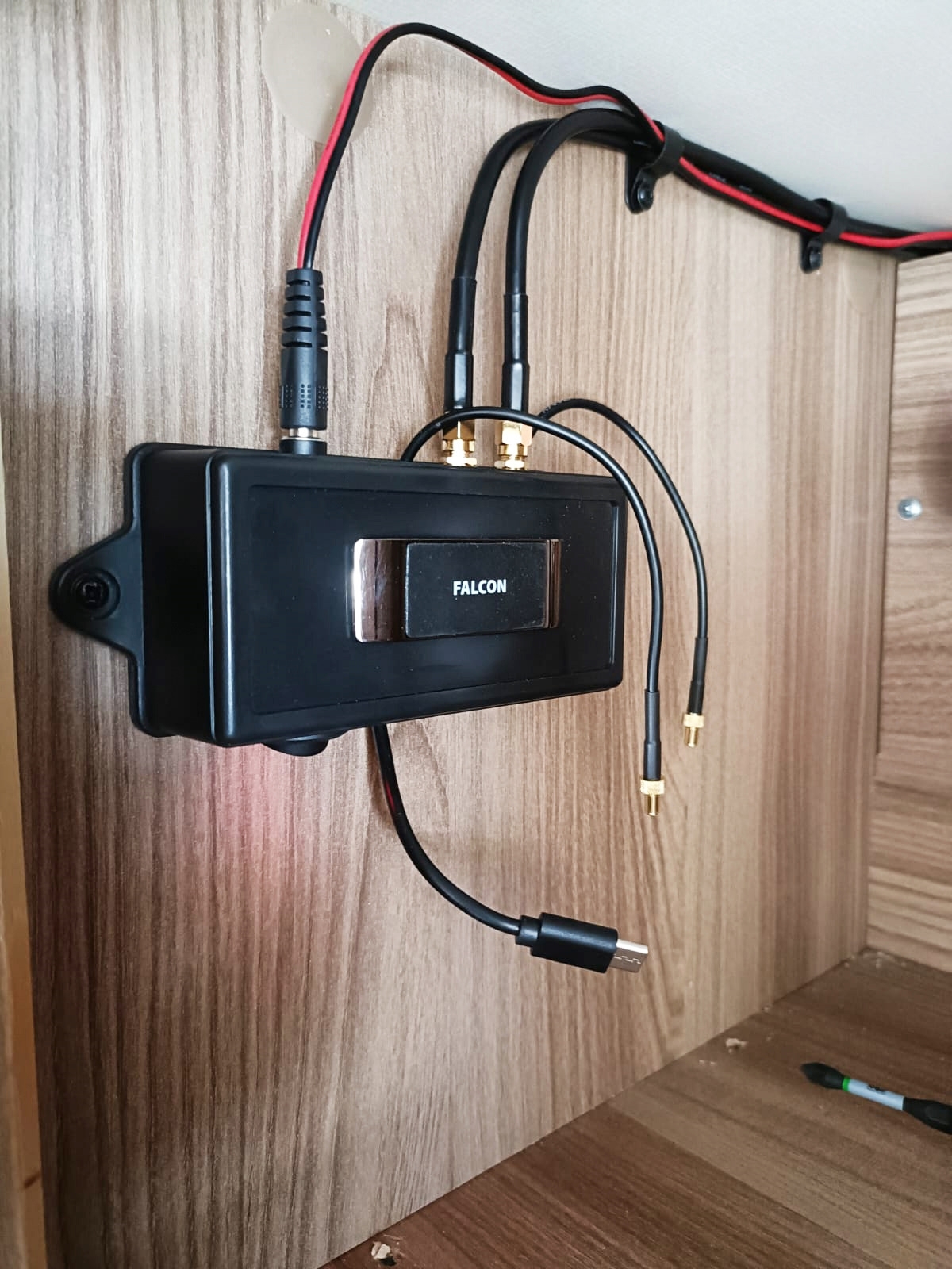 Falcon EVO 5G Flex LTE Dachantenne und Fensterantenne mit mobilem 1800 Mbit 5G Cat 22 WLAN Router