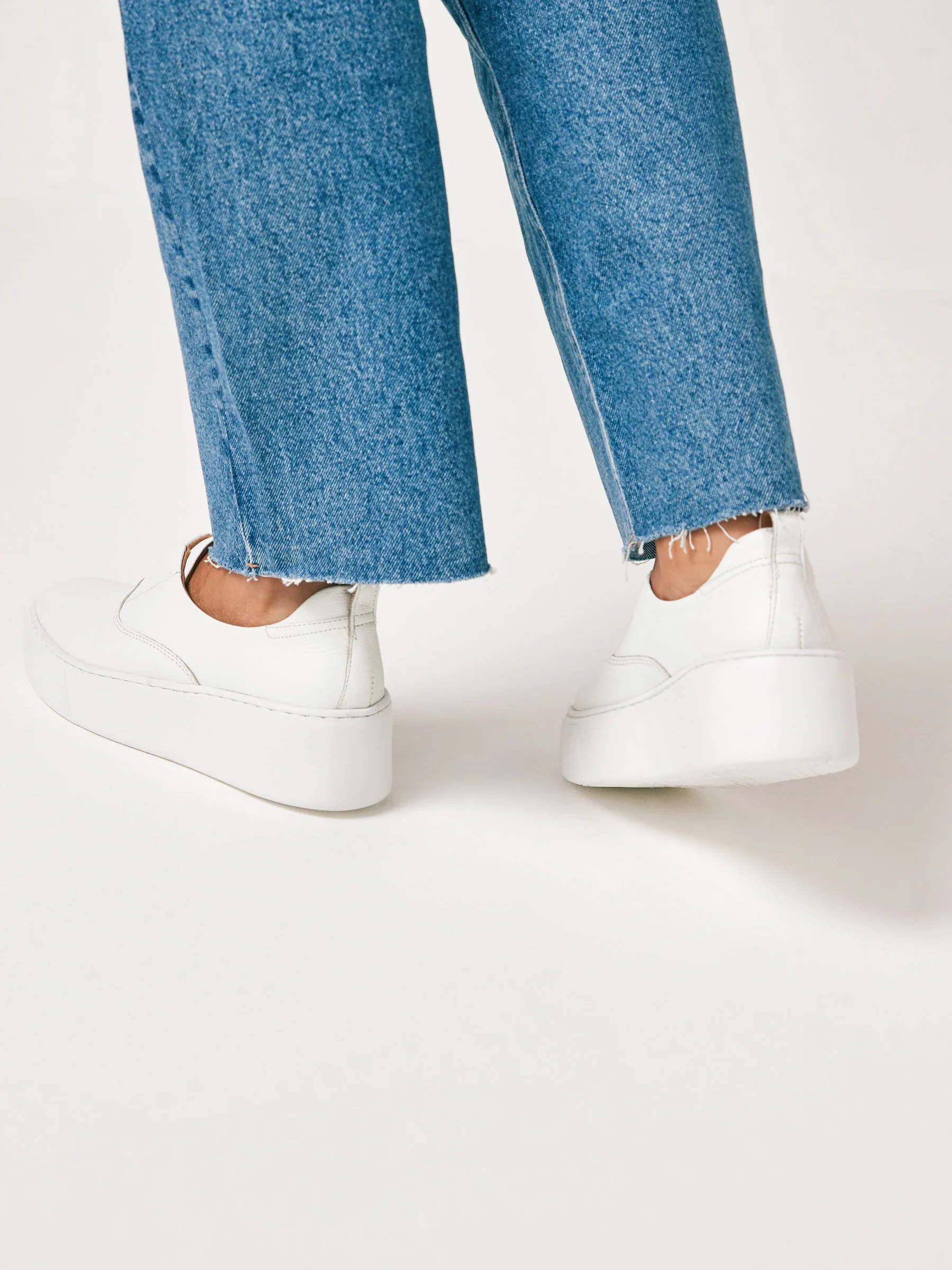 Wit - Signature leren sneakers met dikke plateauzolen en sleehak