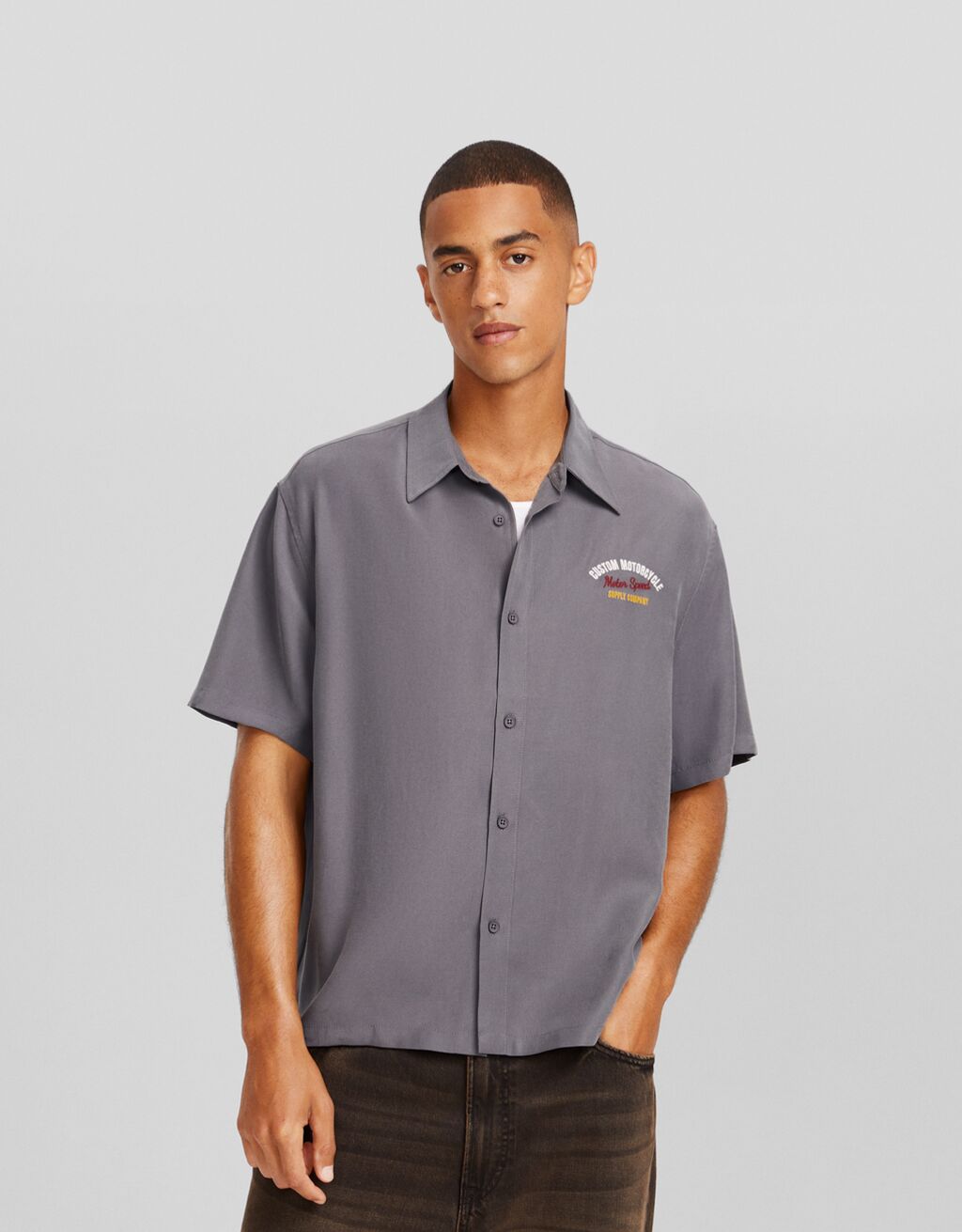 Camisa de manga curta bordada
