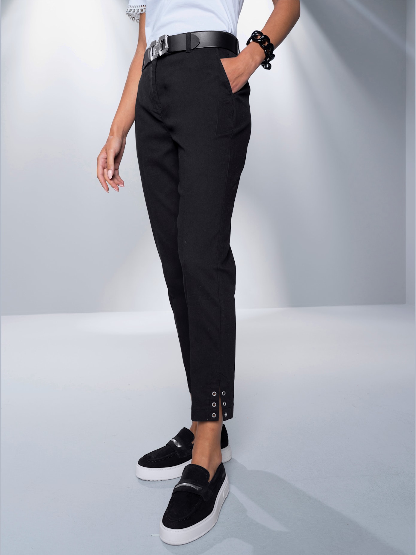 Pantalon œillets au bas des jambes