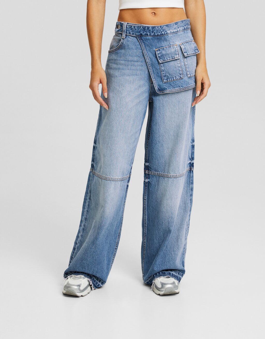 Calça jeans de perna larga com detalhe na cintura