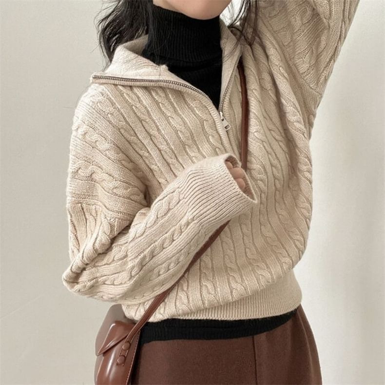 MIKIGA - Gebreide cropped trui met halve rits en kabelmotief