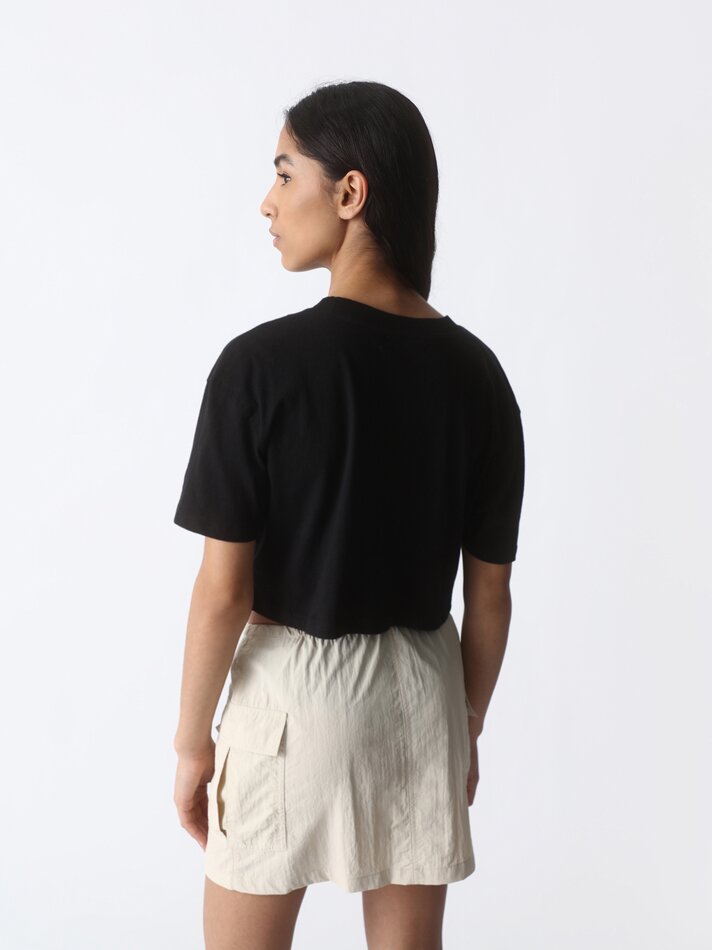 Camiseta cropped de manga curta - Preta