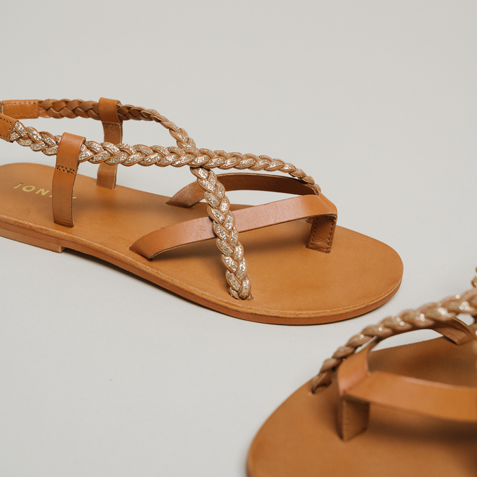 Sandales à brides tressées  en cuir camel et or