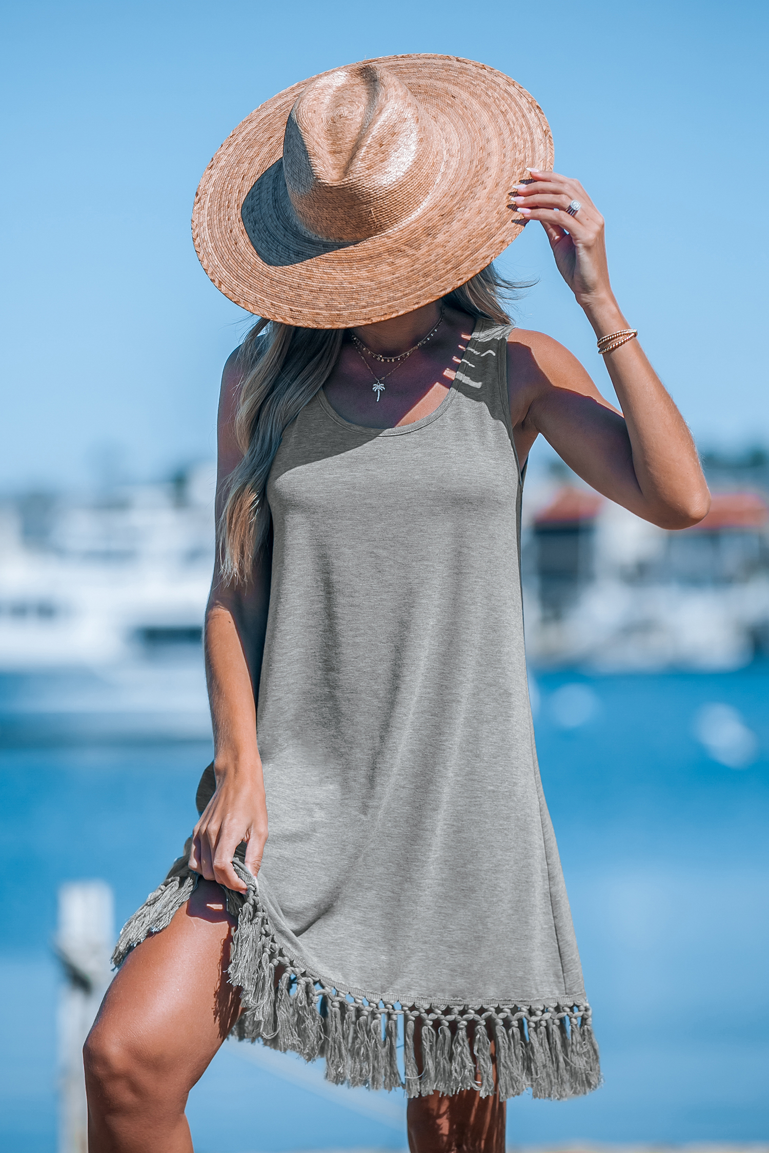 Robe mini sans manches à col rond et ourlet à glands