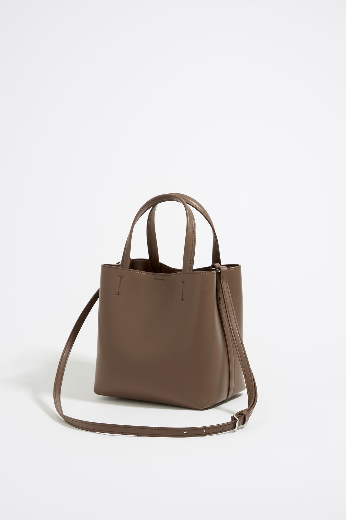 Bolsa pequena Chihuahua em couro taupe escuro.
