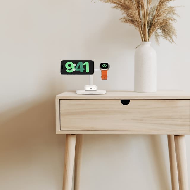 Belkin BoostCharge Pro 3-i-1 Qi2 trådløs ladestation (hvid)