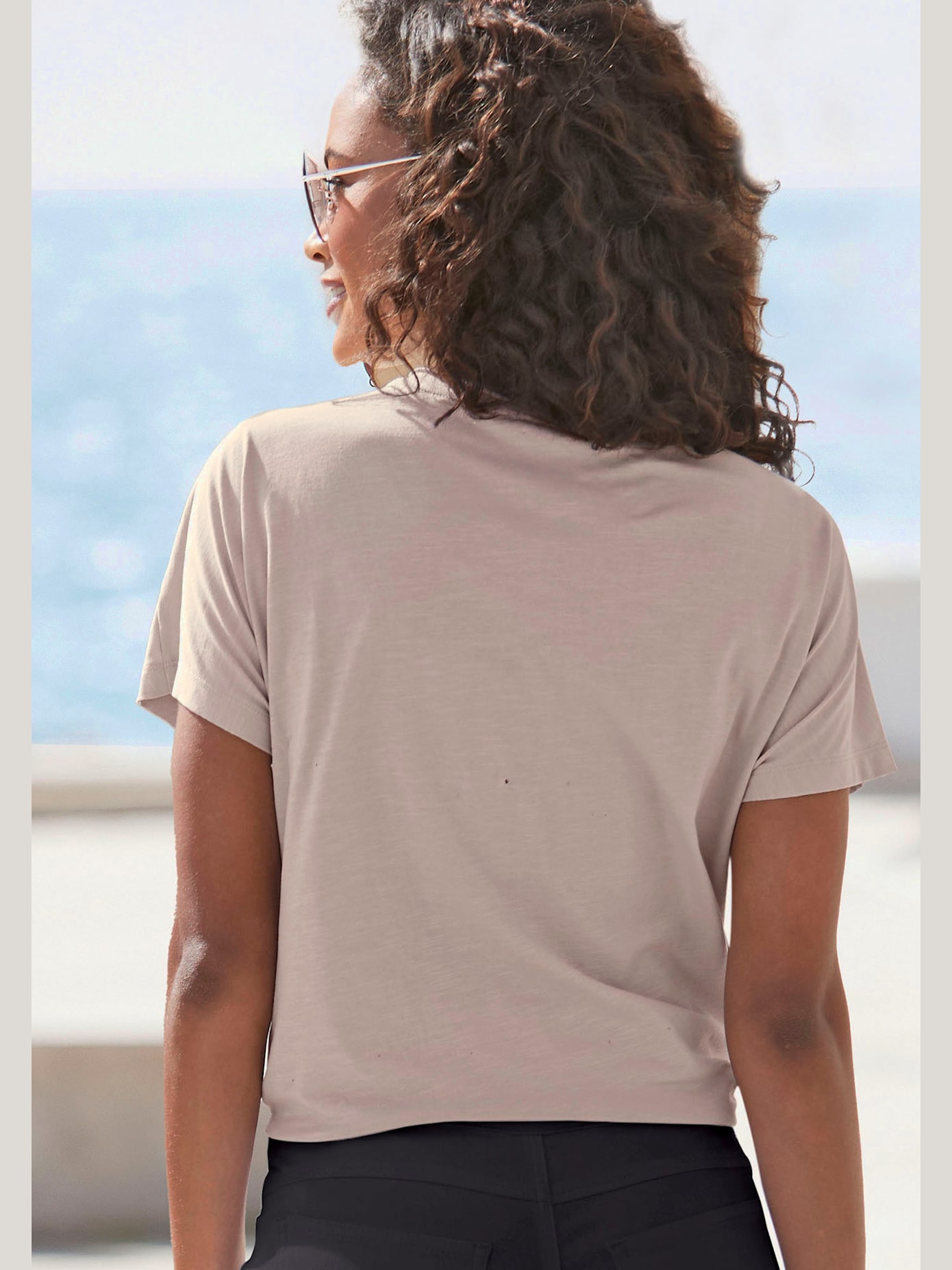 T-shirt à manches courtes encolure ronde dégagée avec ourlet roulotté