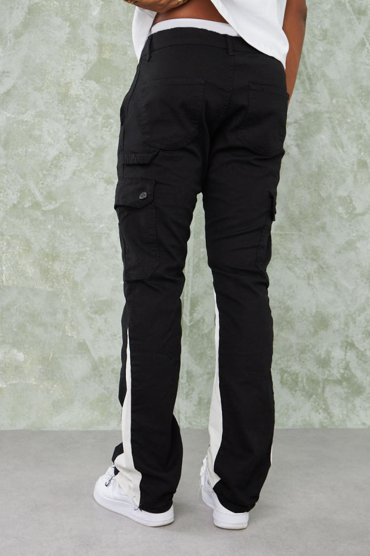 Jean cargo noir à empiècement blanc
