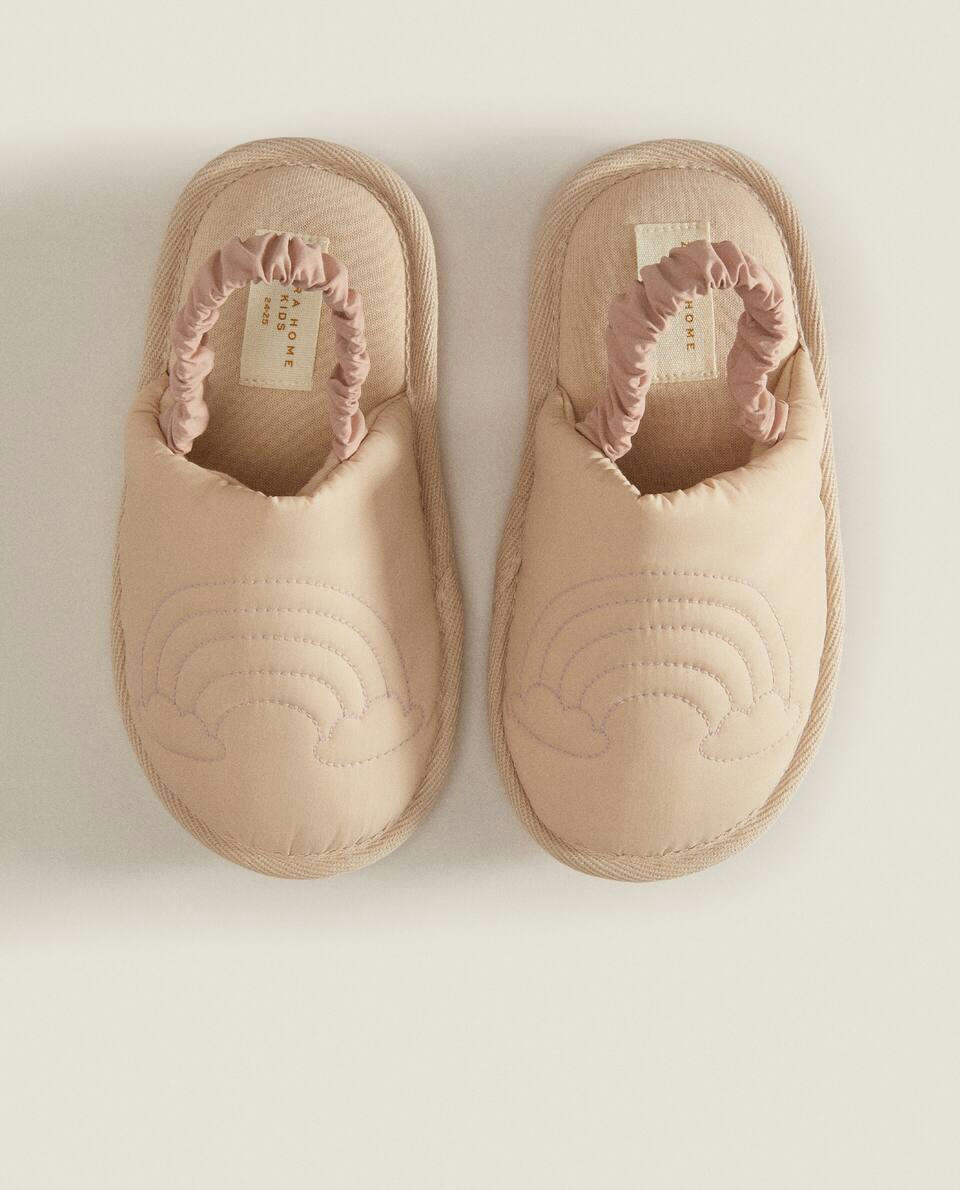 Chinelo de tira no calcanhar bordado com arco-íris