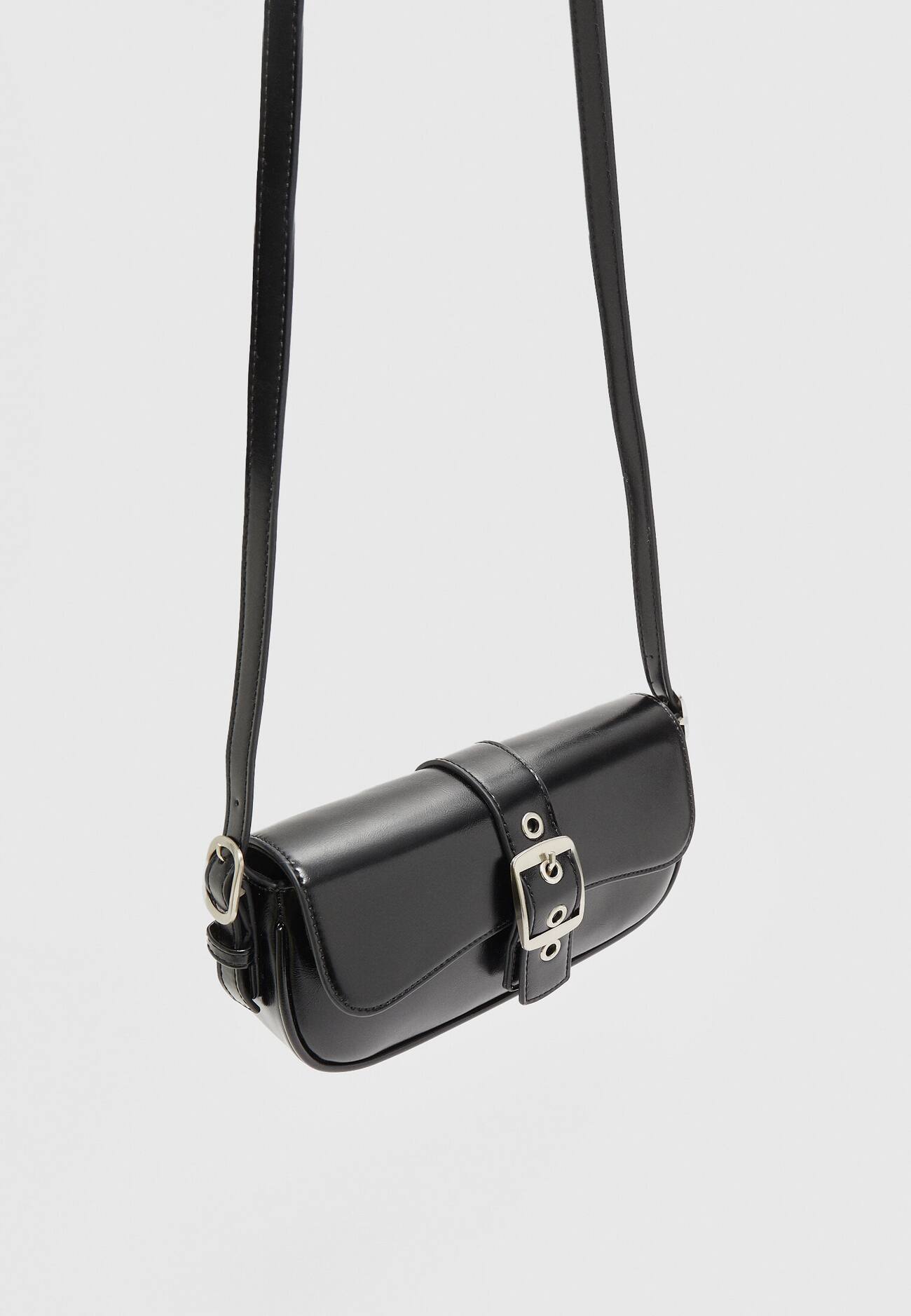 Bolsa de ombro com fivelas