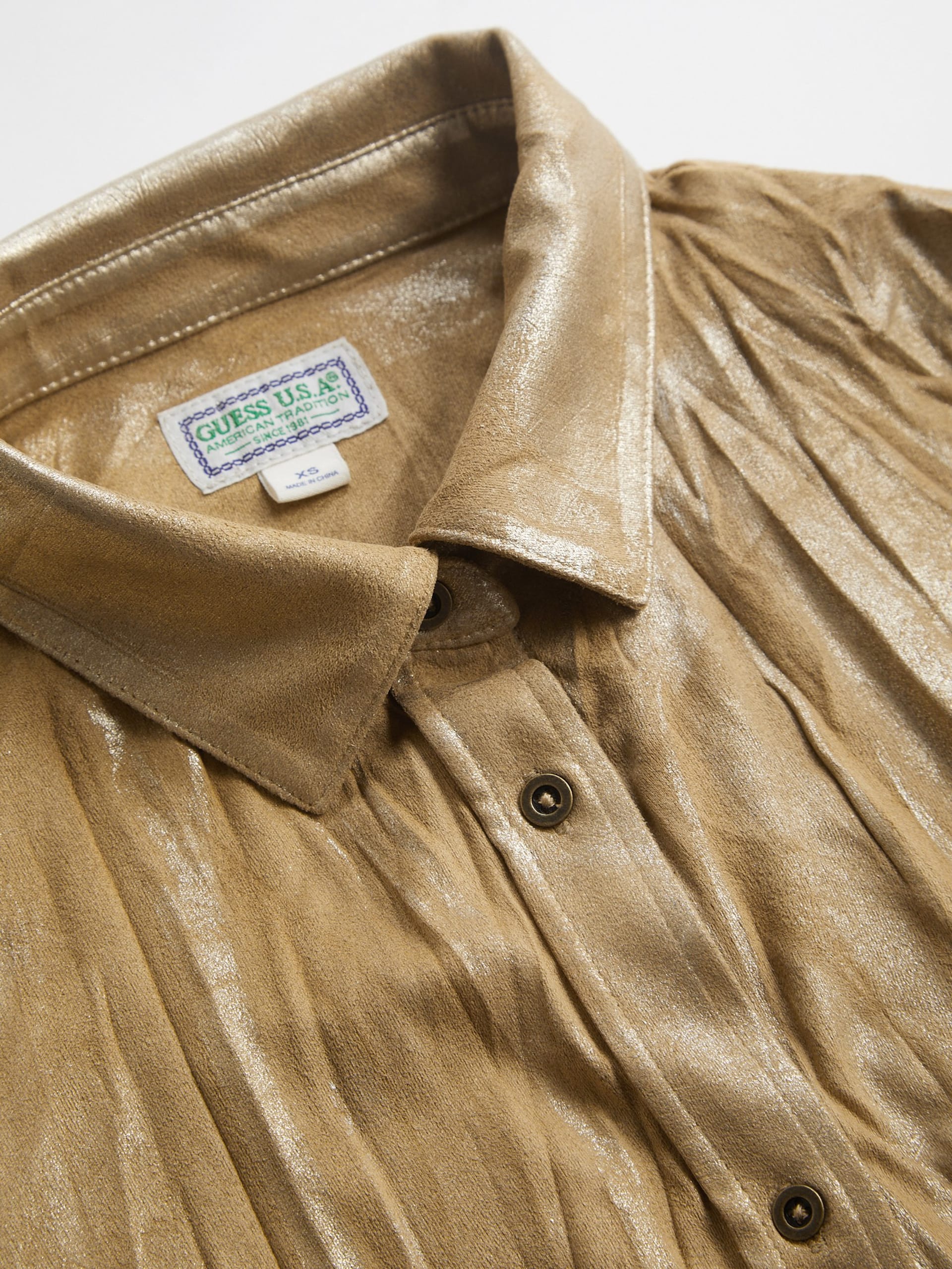 camisa de camurça sintética com estampa metálica
