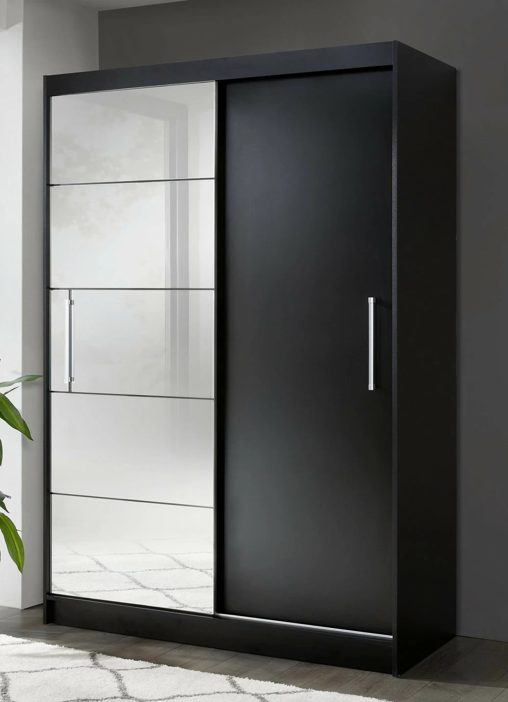 Durchdachter Schwebetürenschrank mit Spiegelfront
