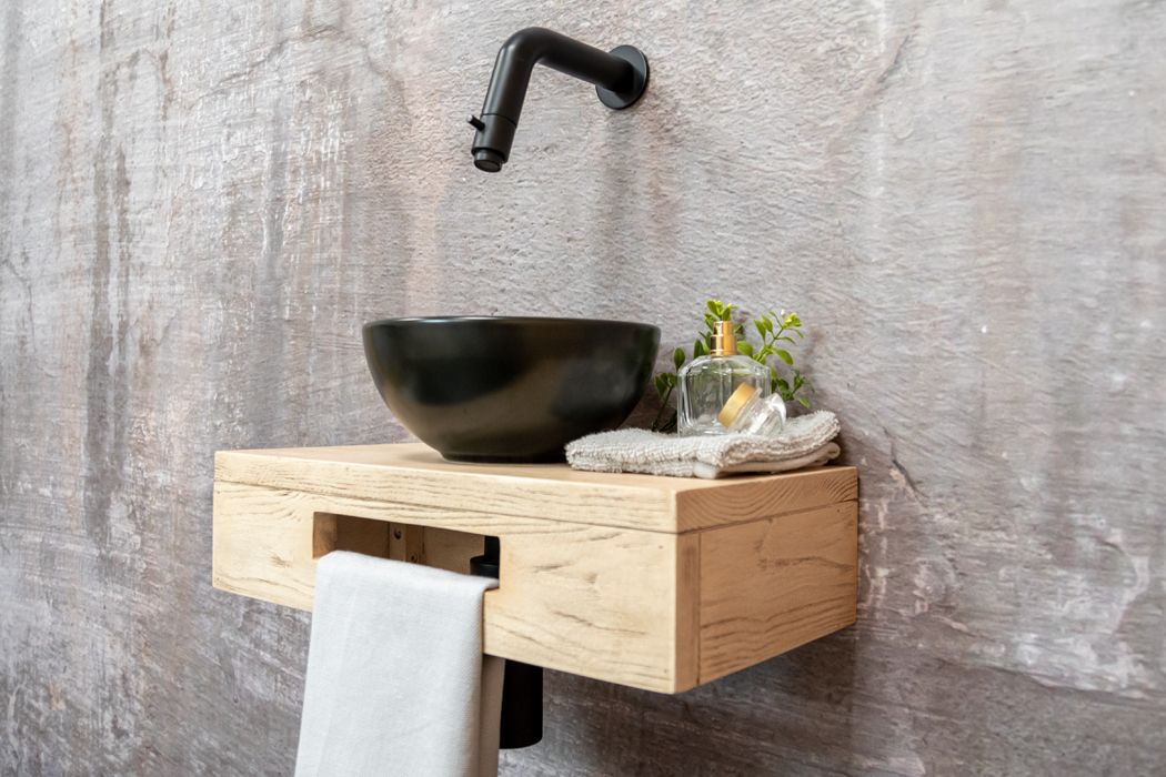 Saniclear Seba fonteinset met eiken plank, zwarte waskom en zwarte kraan voor in het toilet