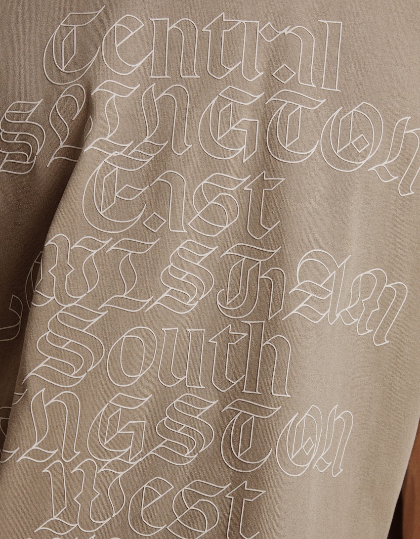 Camiseta de manga curta com estampa londrina e modelagem quadrada