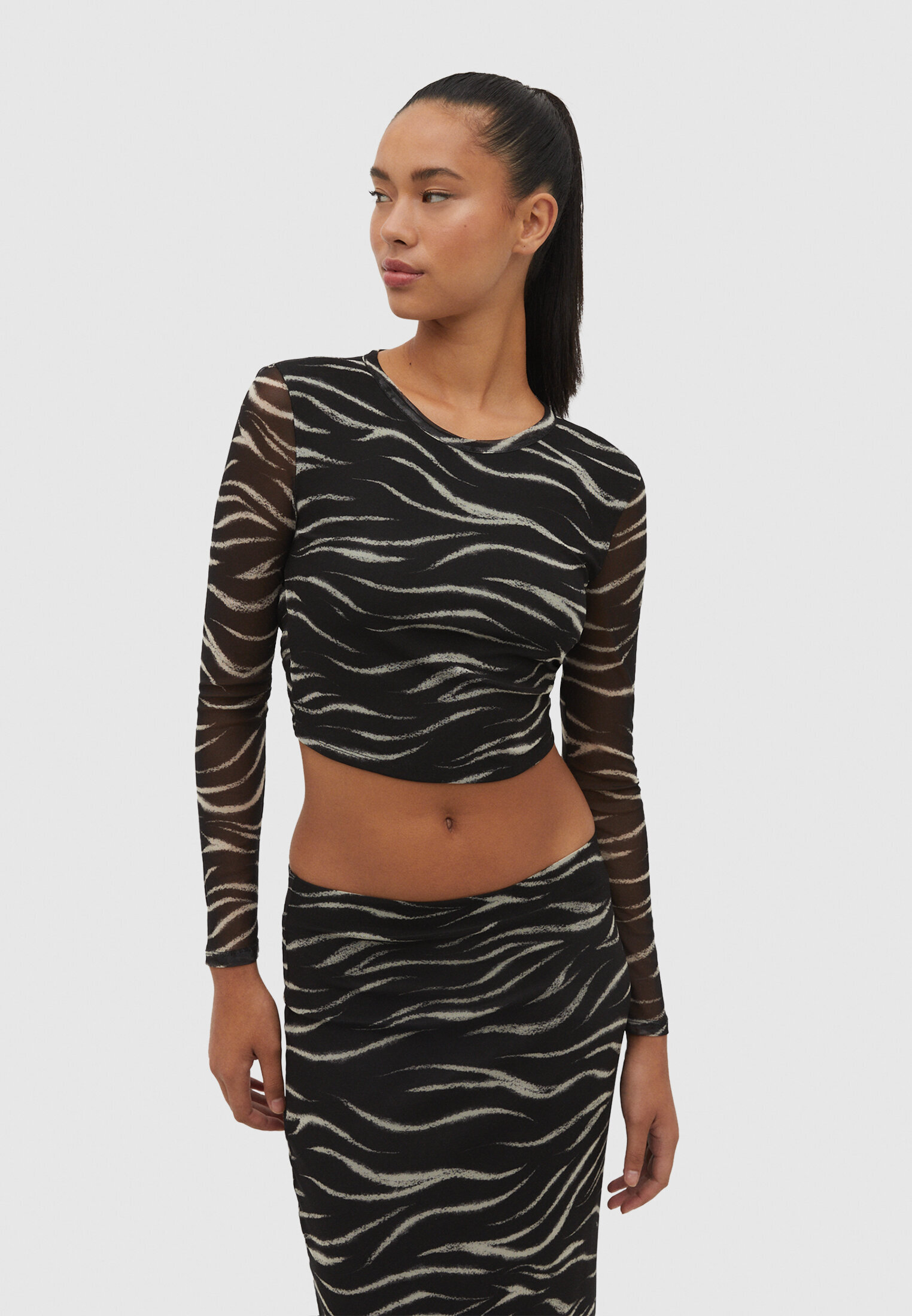 Top de tule com decote profundo nas costas