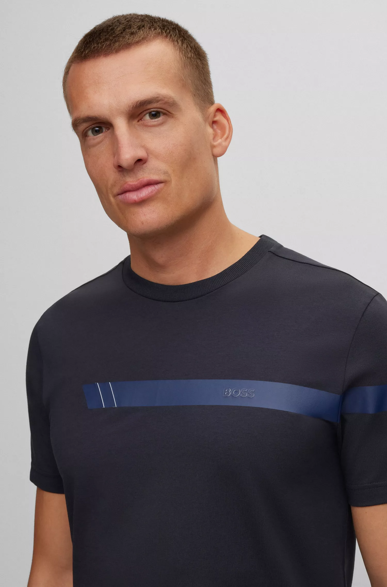 Camiseta BOSS verde em algodão stretch com listras e logotipo.