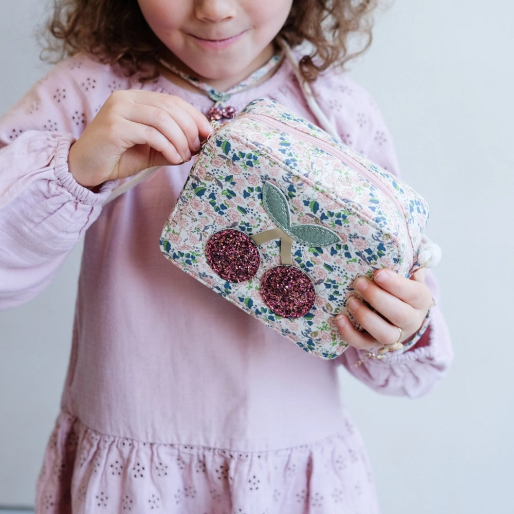 Køb Mimi & Lula Skuldertaske - Floral Cherries Florence | Luksusbaby