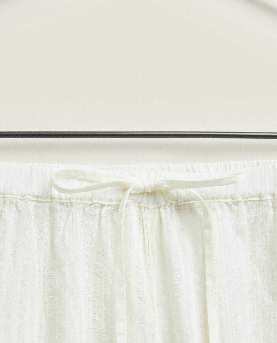 Calça cropped com detalhes em renda