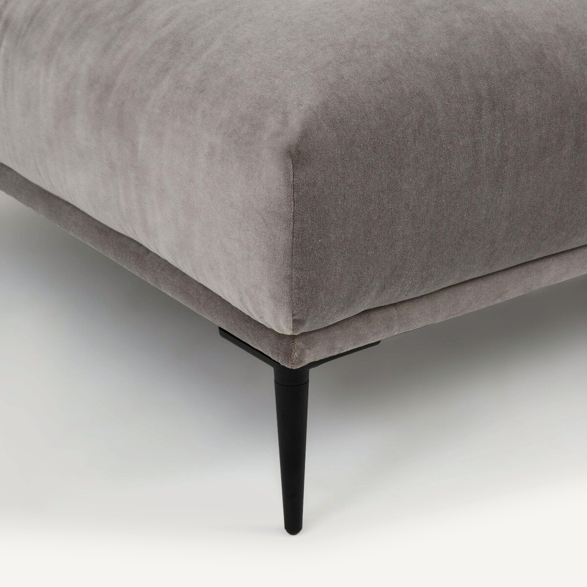 AM.PM<br>Puf XL em veludo, design Oscar E.Gallina