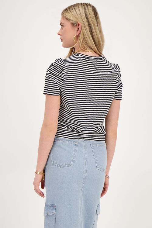 Zwart-witte top met ruffle pofmouw