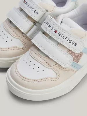 Tênis com bandeiras coloridas e glitter