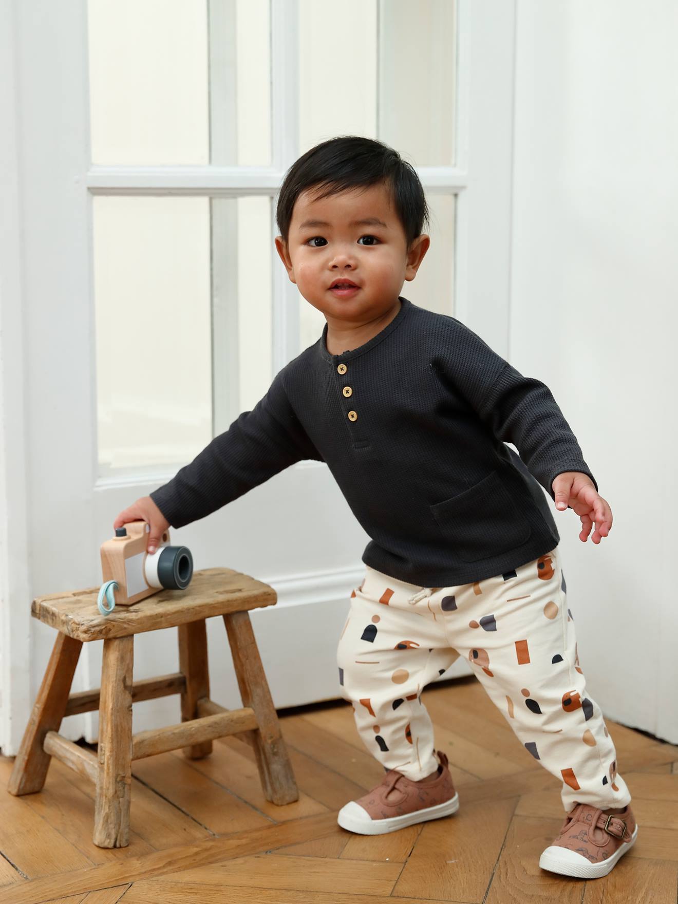 Conjunto para bebê composto por camiseta e calça de fleece cinza escuro liso.