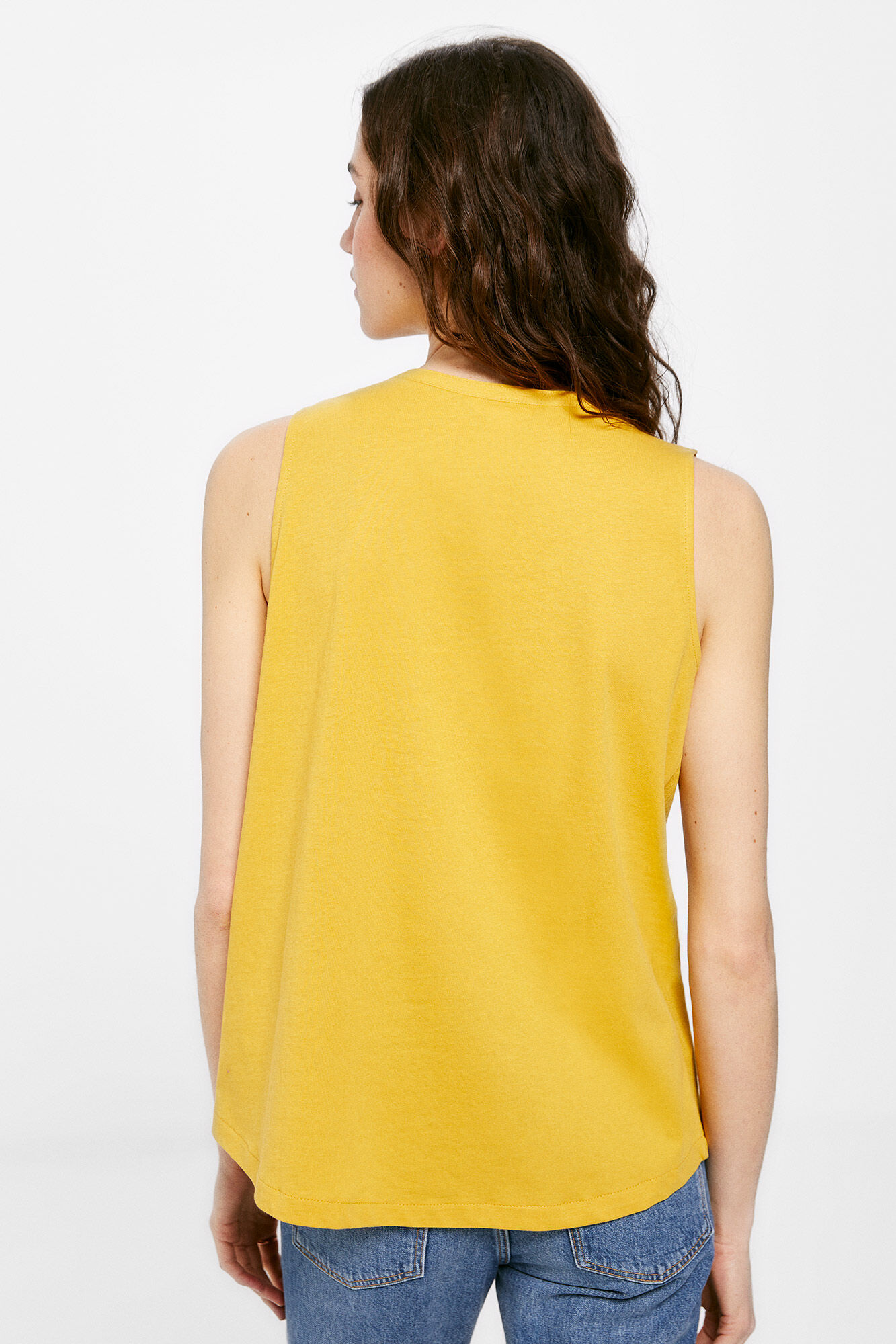 Camiseta bicolor com gola abotoada - estampa amarela