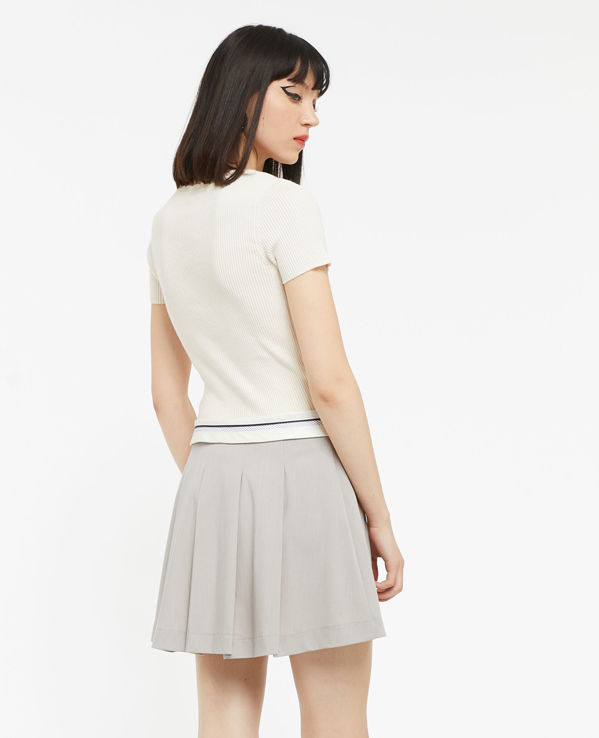 Jupe courte plissée avec ceinture fantaisie - Gris clair