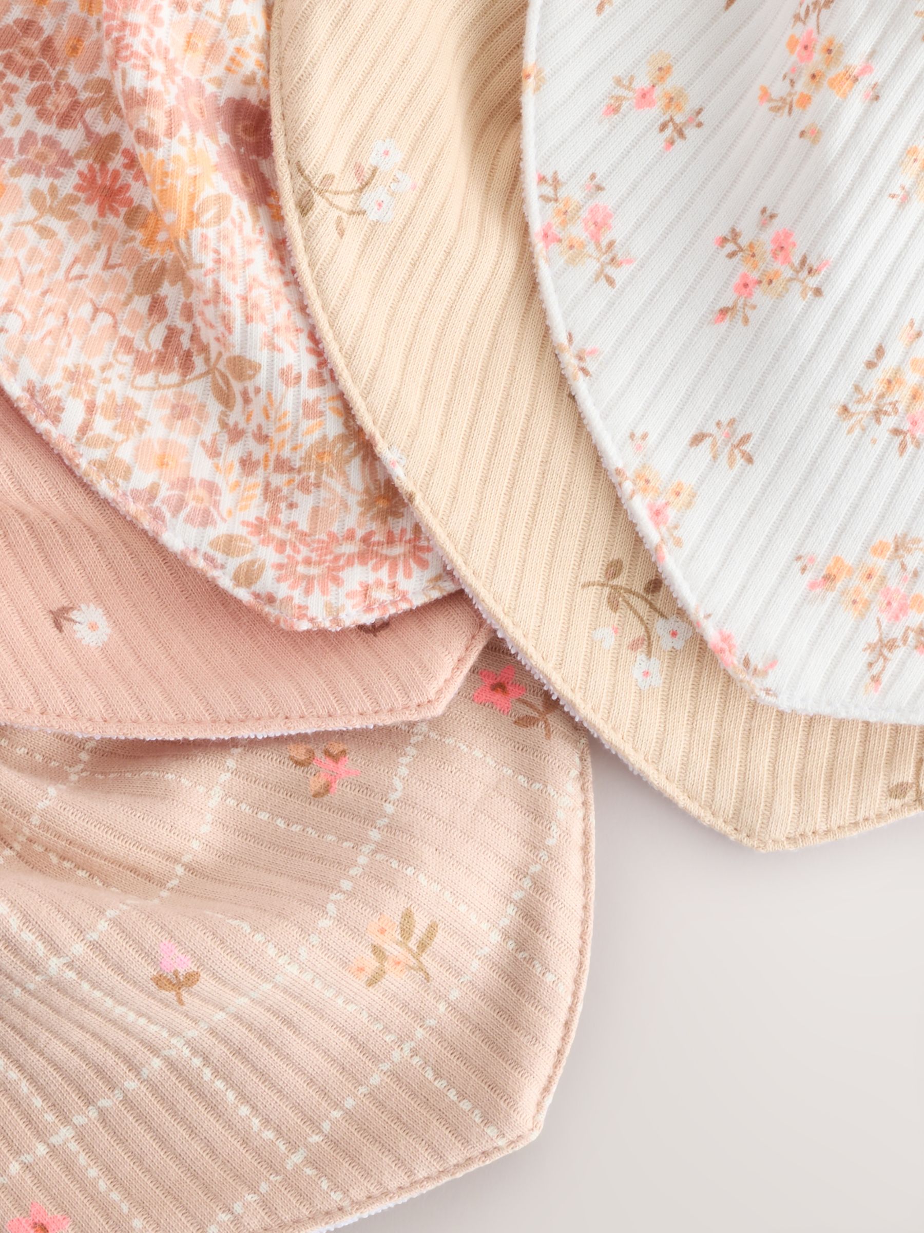Abrikooskleur met fijne print - Set van 5 Dribble babyslabbetjes