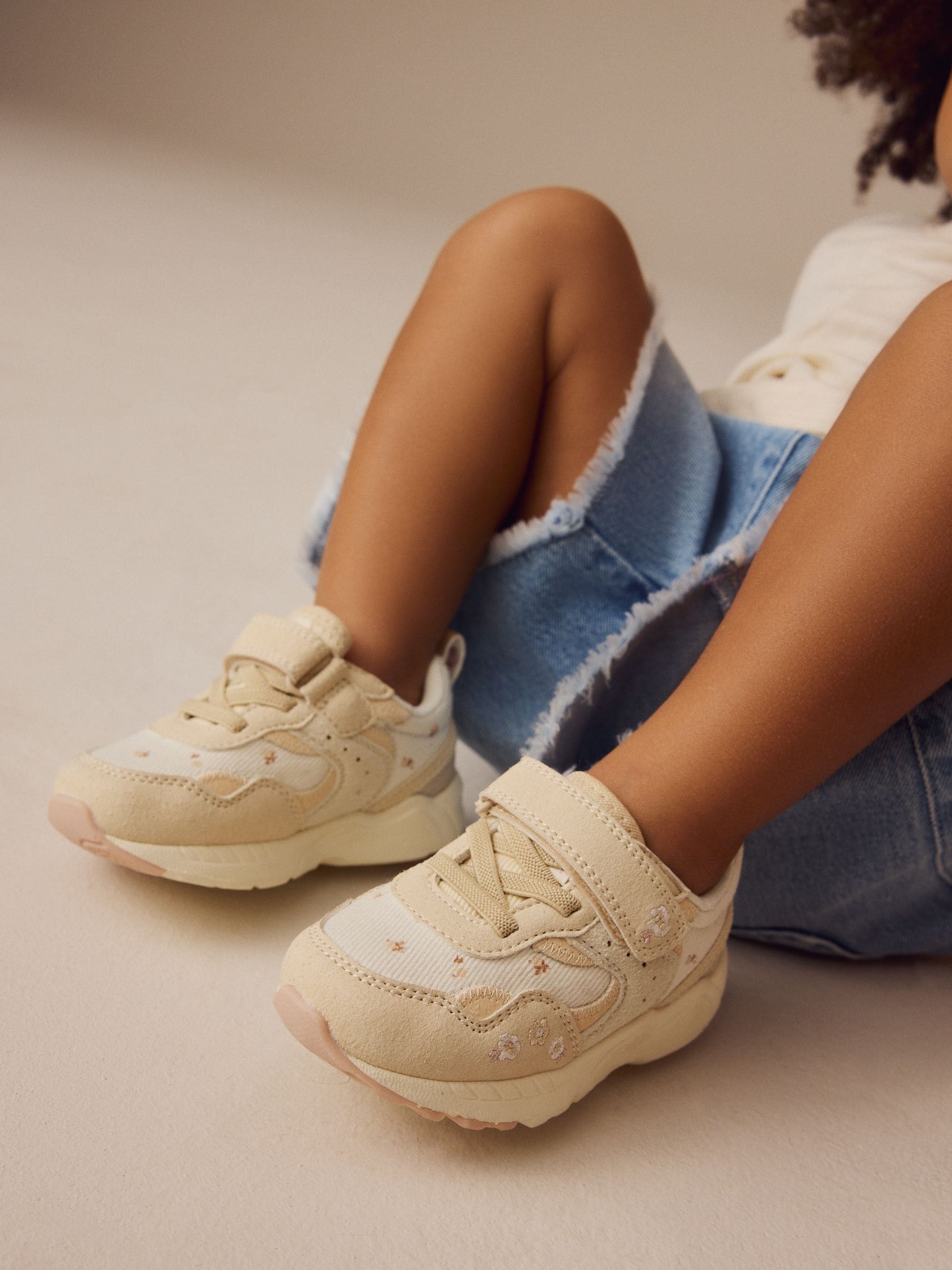 Neutraal met geborduurde bloemen - Sneakers met elastische veters en klittenbandsluiting