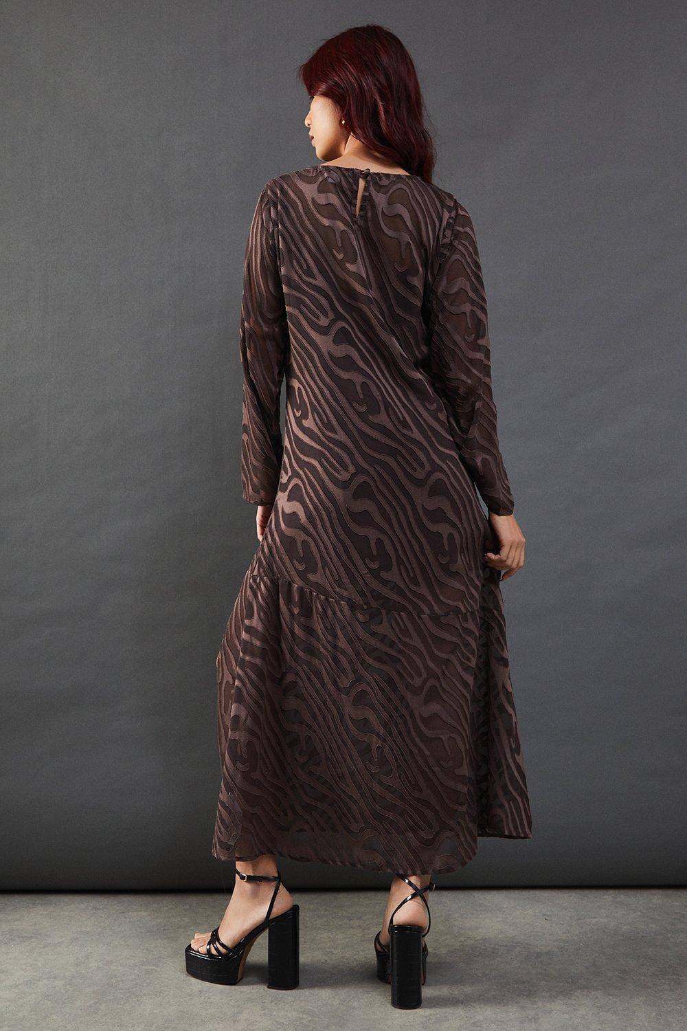Warehouse Robe Maxi Colonne en Mousseline Dévorée à Manches Longues Petite Taille
