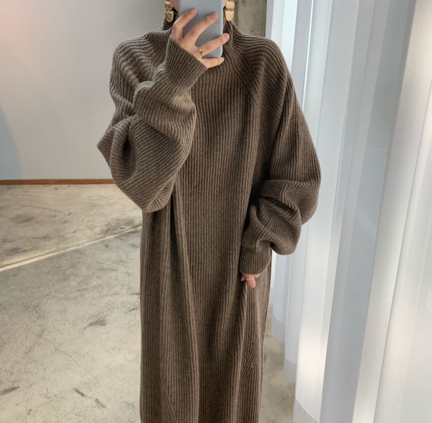 Coris - Lange mouwen coltrui-jurk met effen midi-hals