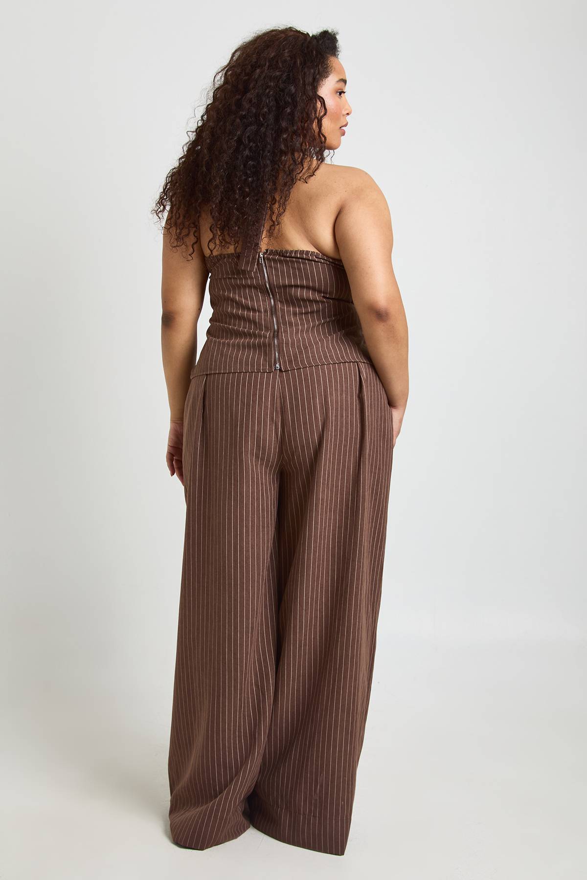 boohoo Pantalon Large Plissé À Rayures En Tissu Pêche Grande Taille