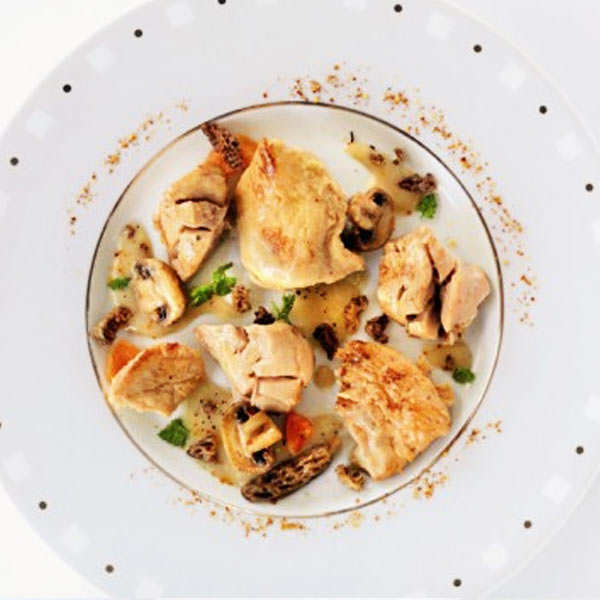Ris de veau braisés et poulet fermier, sauce foie gras et morilles