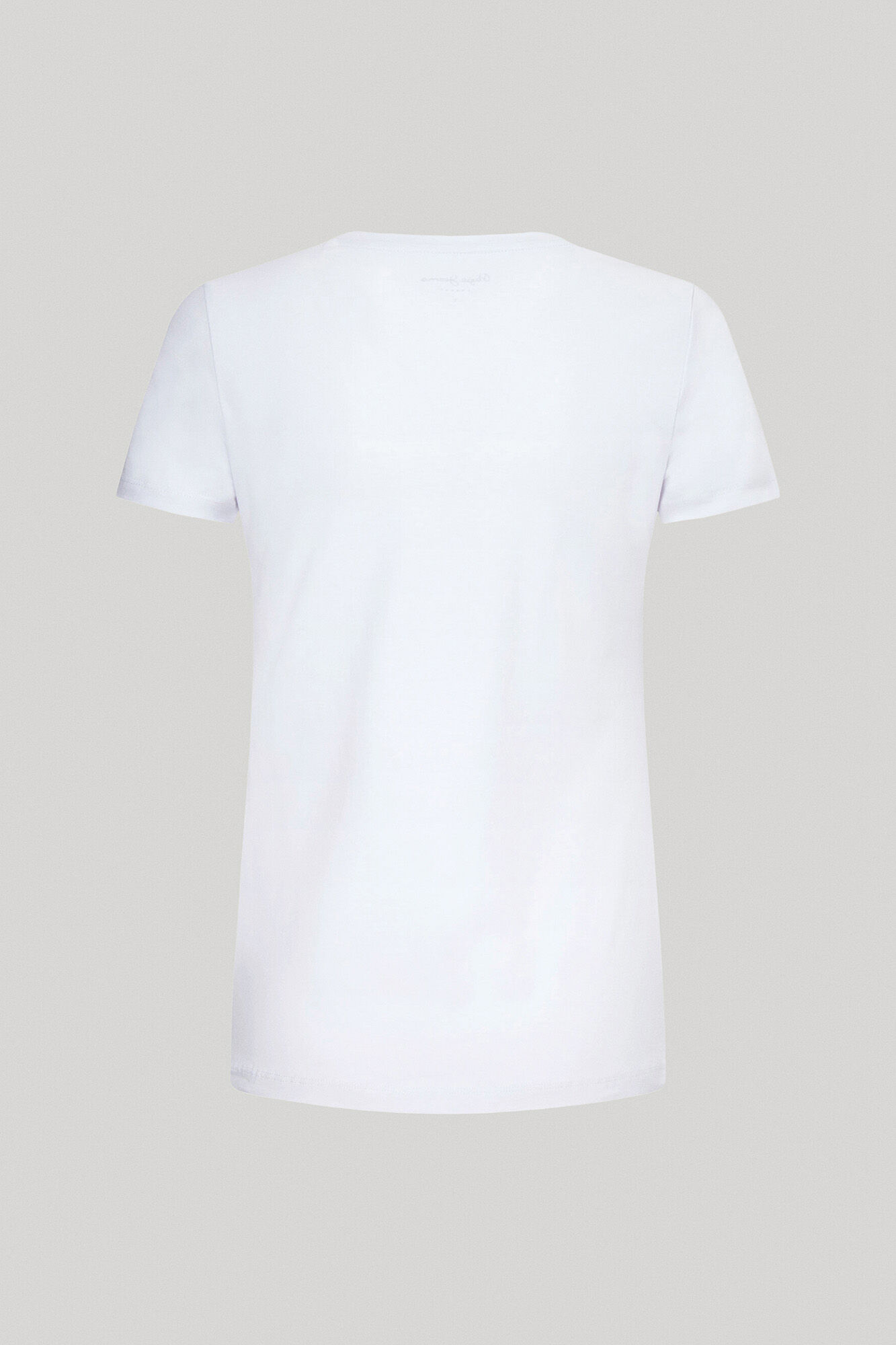 Camiseta básica com logo frontal.