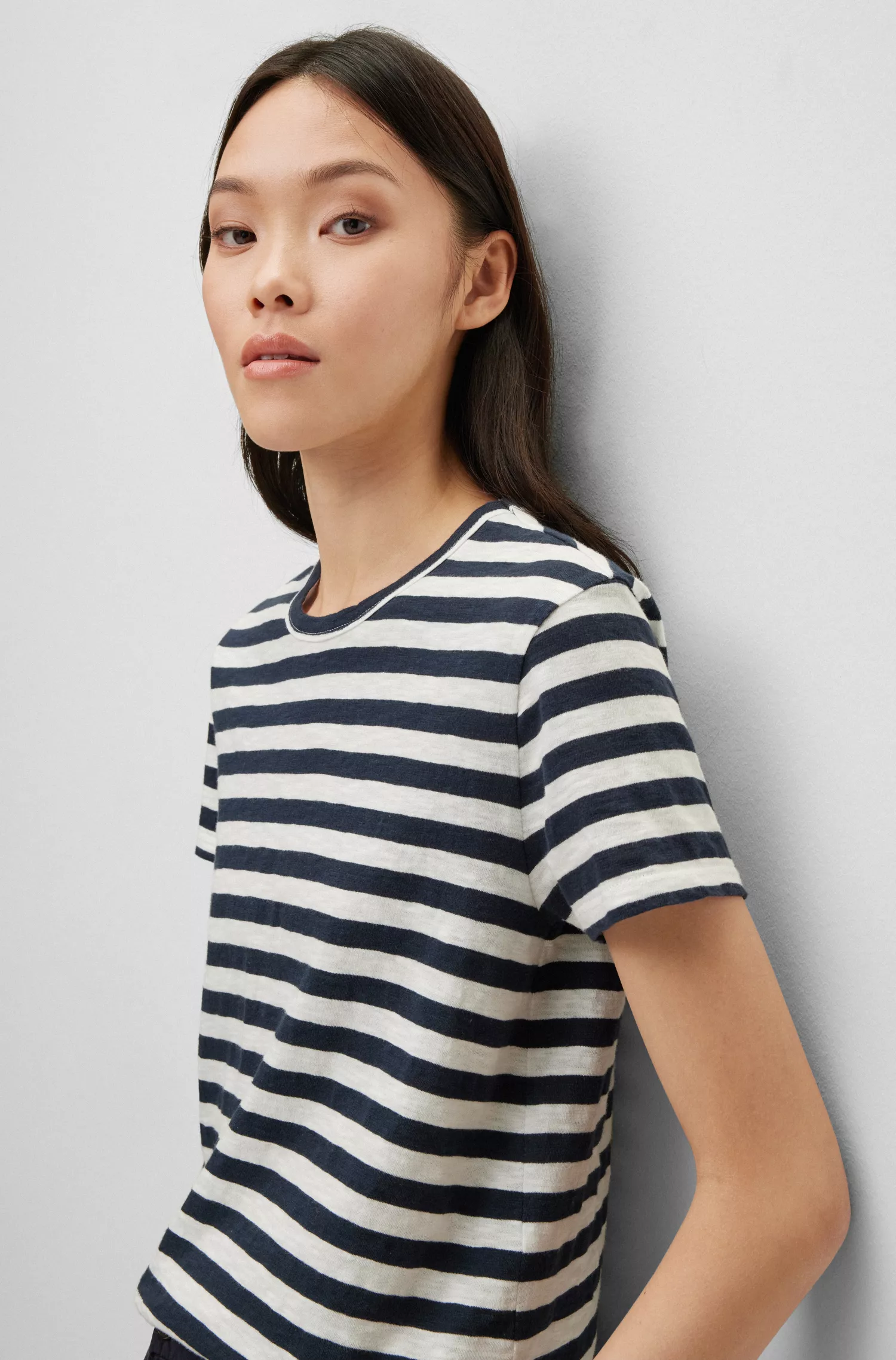 Camiseta BOSS preta de algodão texturizado com corte slim e listras horizontais.
