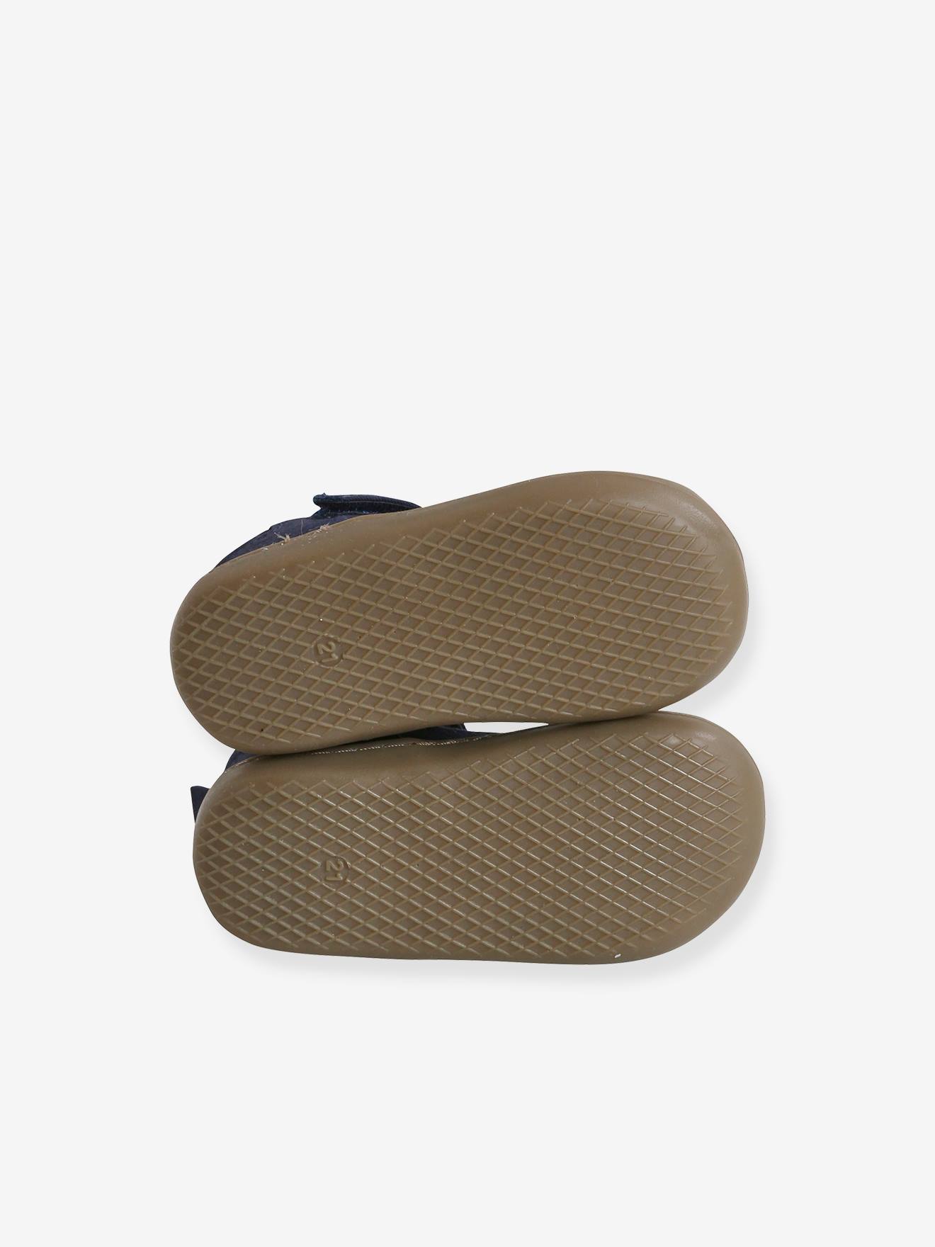 Sandálias de tecido flexível com fecho de velcro para bebês, especialmente desenvolvidas para bebês que estão começando a engatinhar, na cor azul.