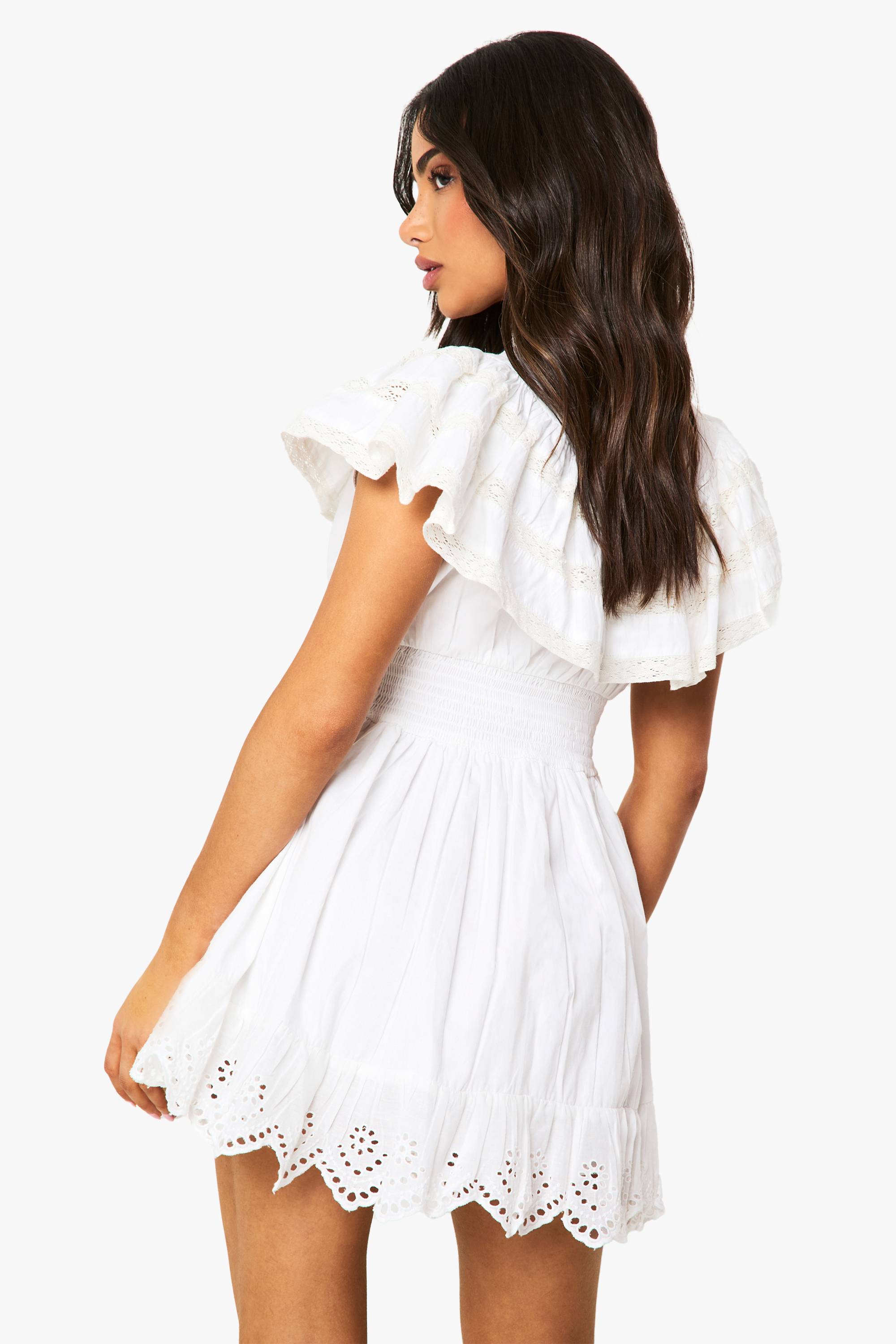 boohoo Robe Courte Petite À Volants Superposés Et Détail Boutons