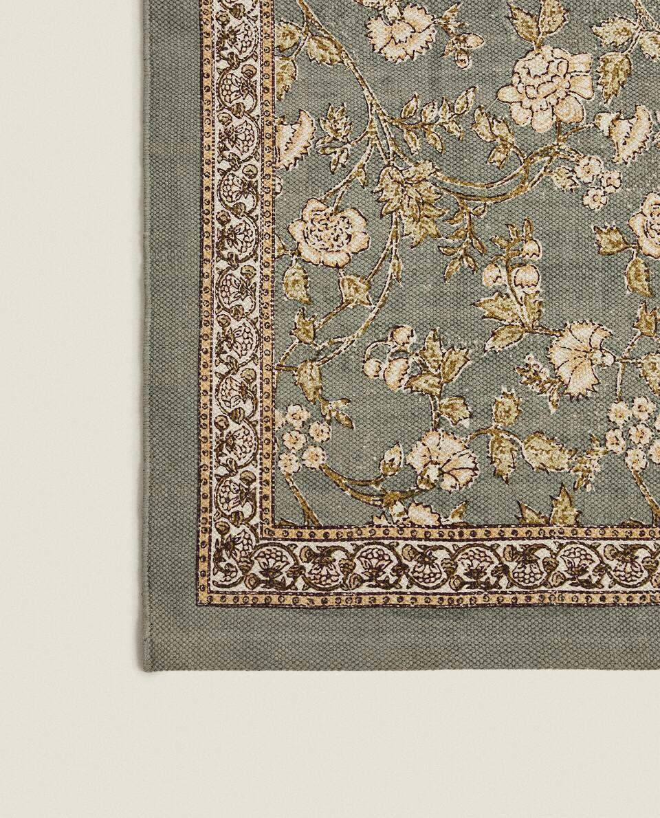 TAPETE COM ESTAMPA FLORAL EM BLOCOS