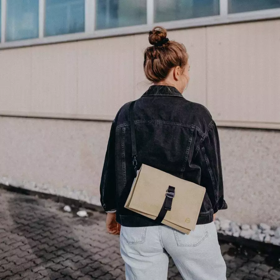 Anna und Oskar Faire Wickeltasche Friedchen aus recyceltem Material Sand