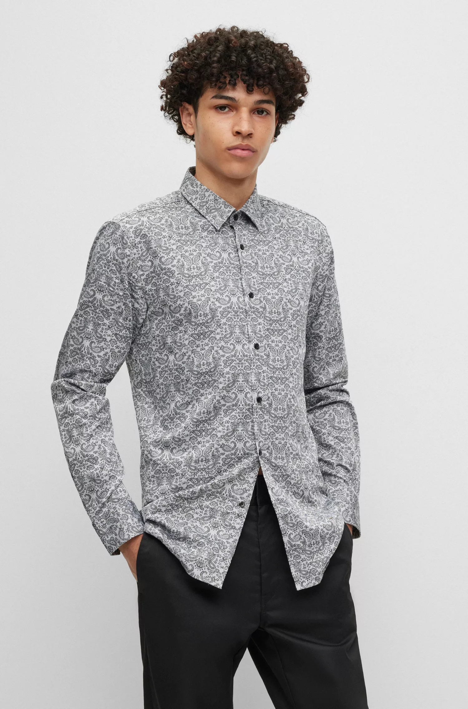 Camisa HUGO vermelha, corte extra slim, em jacquard de algodão com estampa paisley.