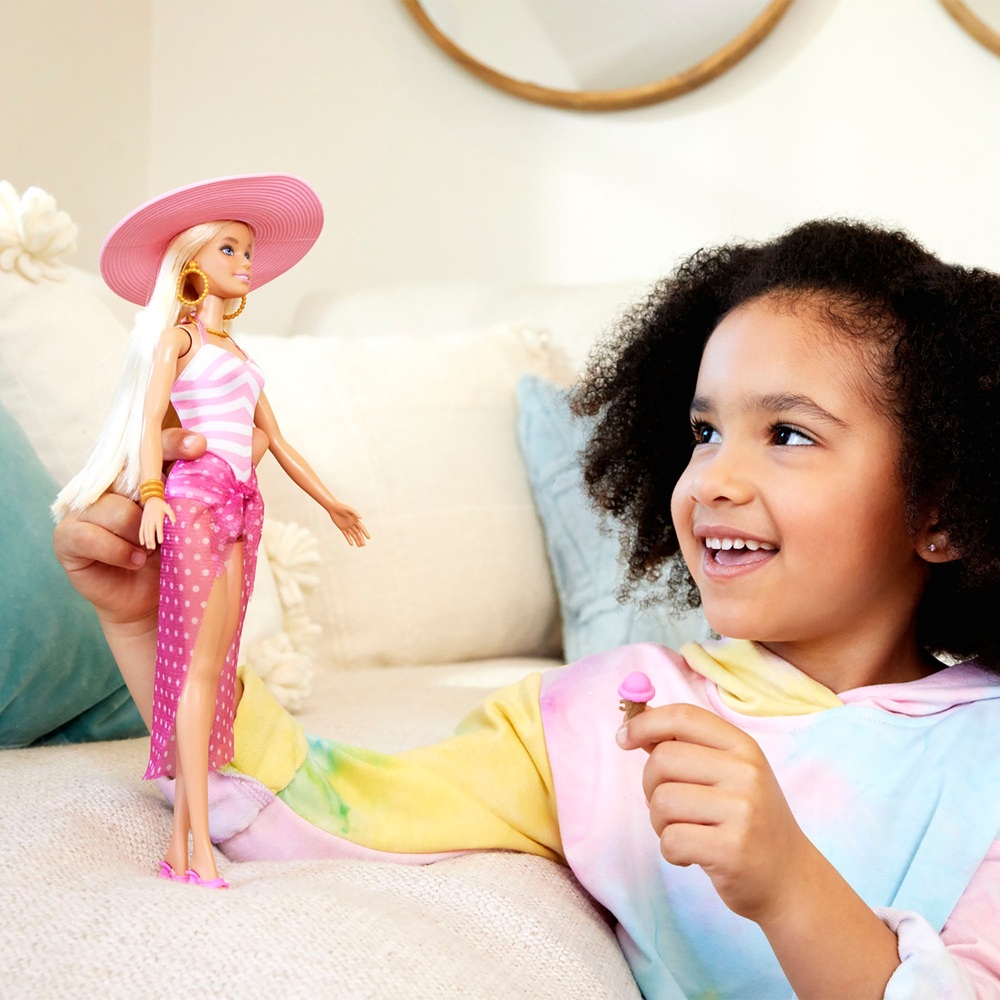 Blonde Barbie-Puppe mit Badeanzug und Strandaccessoires