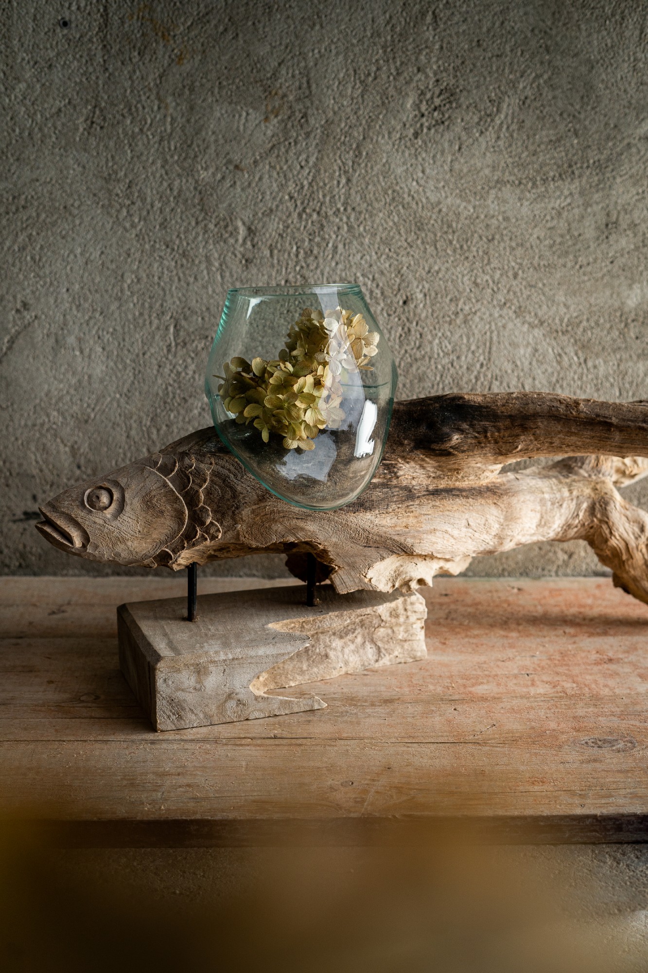 Glasvase aus Wurzelholz 'Fisch', auf Sockel, B 42 - 59 cm, H 30 - 45 cm, T 20 cm von fischer's lagerhaus