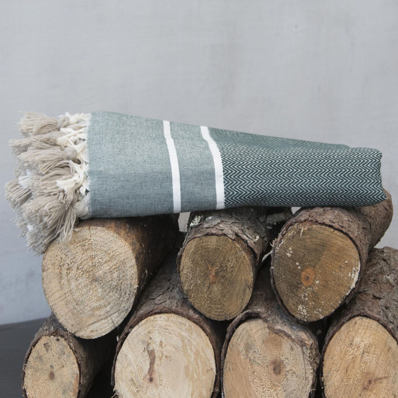 Febronie Plaid Stockholm Chevron Pompon Losange vert kaki