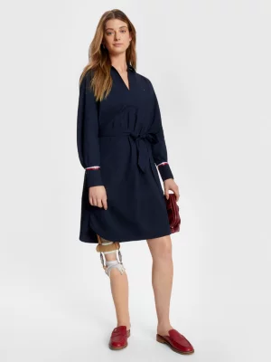 Vestido camisa na altura do joelho com estampa de listras e logo adaptável