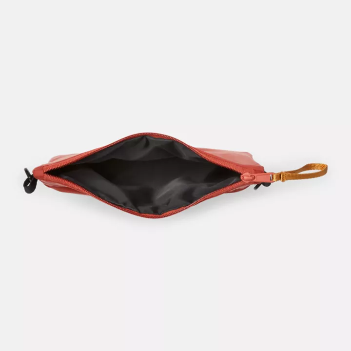 Bolsa transversal de viagem leve e unissex na cor vermelha.